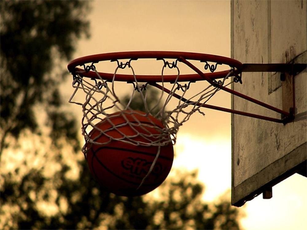 Canasta de baloncesto al atardecer