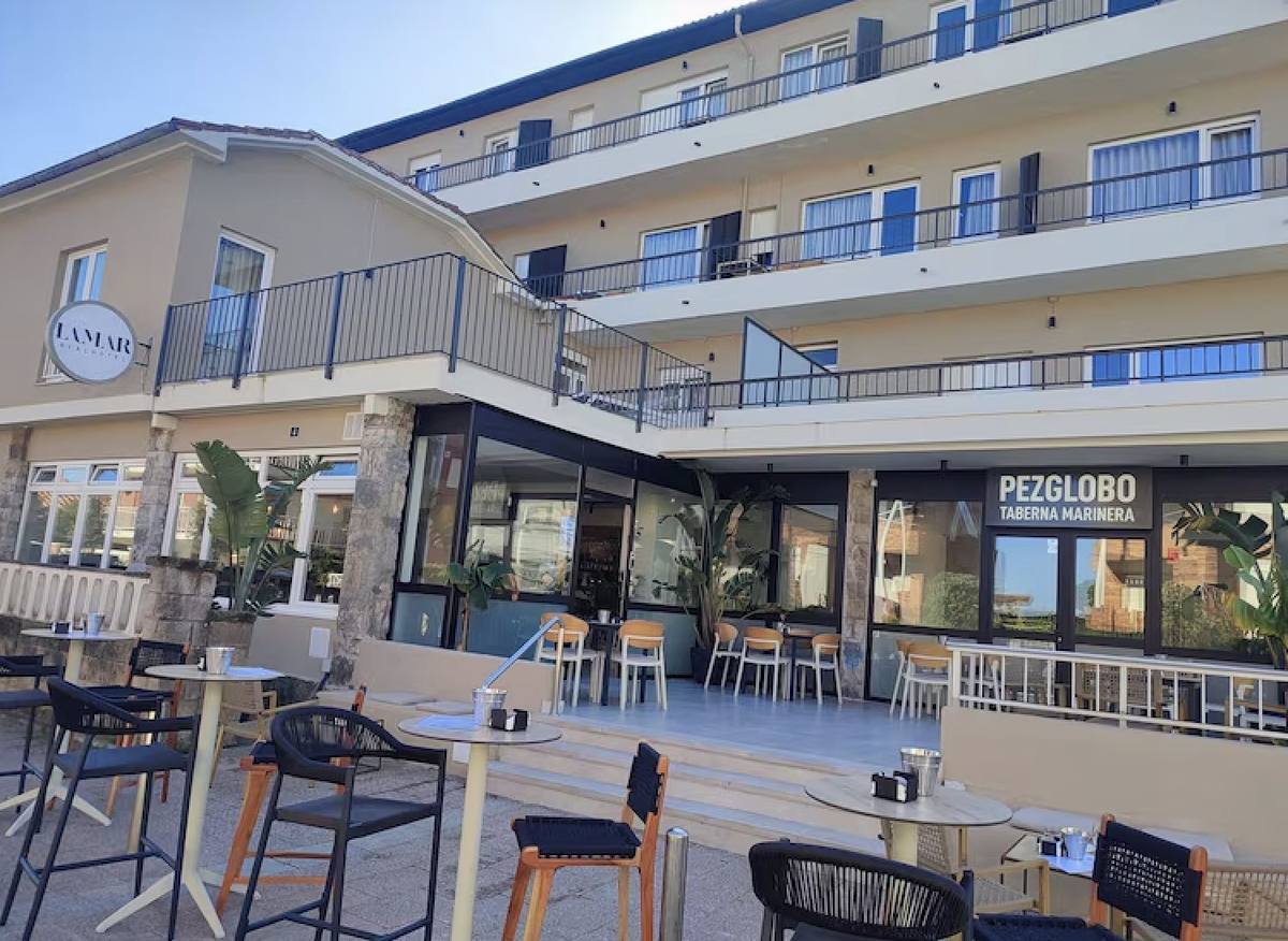Fachada del Hotel LaMar de Suances